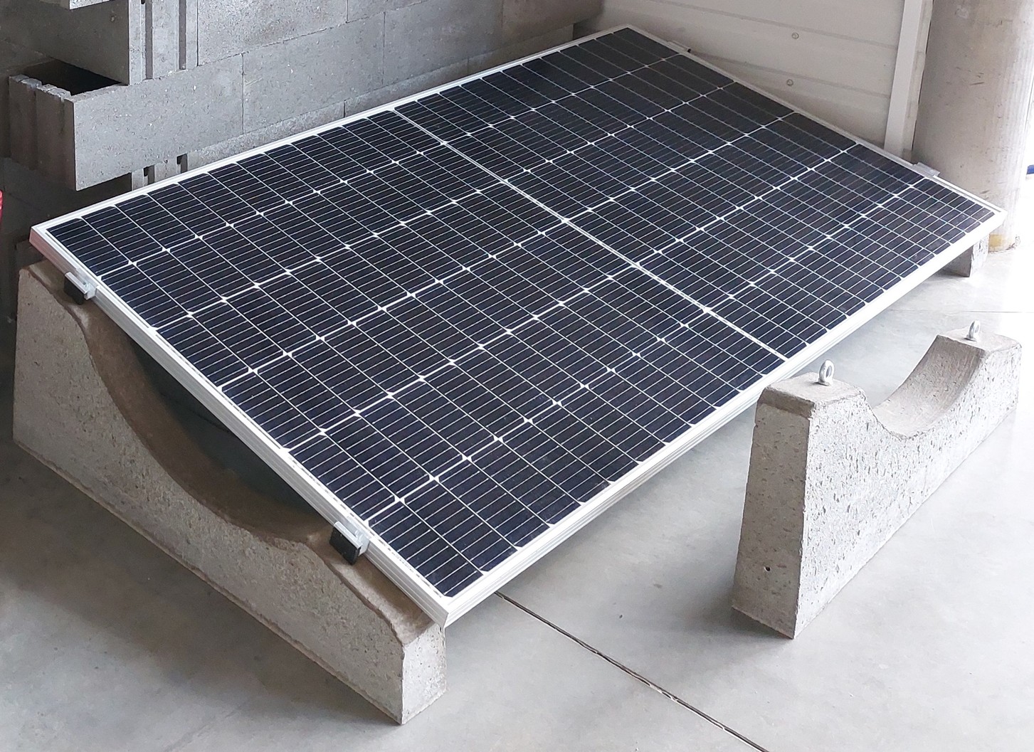 Samozátěžový betonový blok pro montáž FV panelů